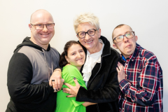 Prezeska_Fundacji_z_podopiecznymi