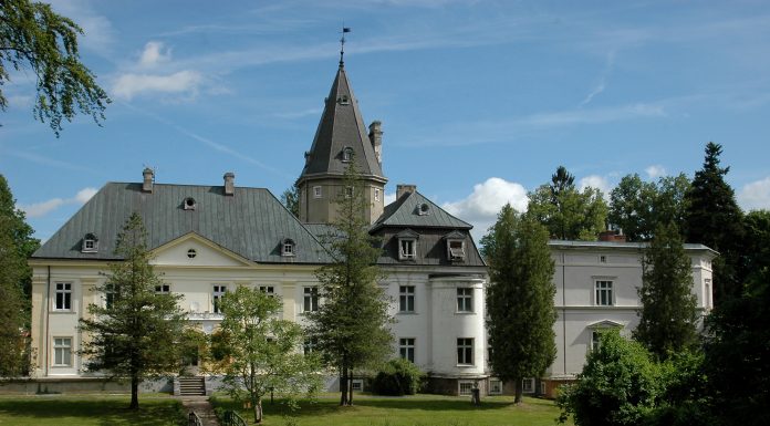 Po nich pozostały pałace i cokoły