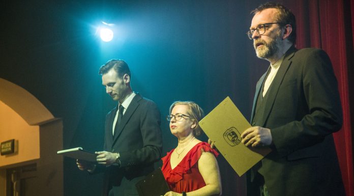 Muszę siebie tutaj rozproszoną znaleźć