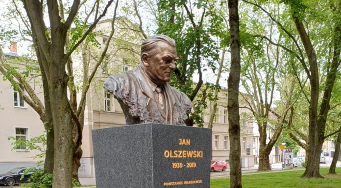 IPN w Słupsku stawia pomnik Olszewskiemu – czy to pamięć, czy polityka?