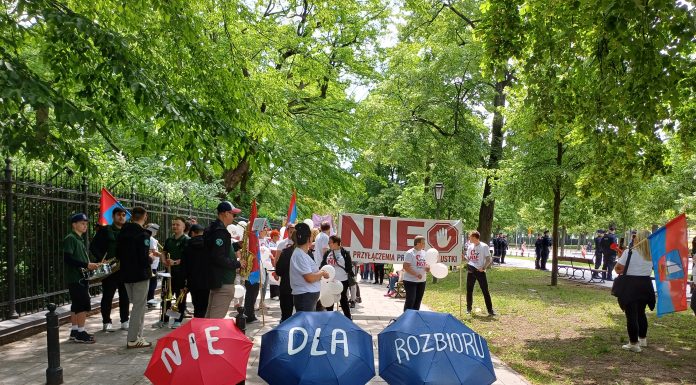 Między wydmą a paragrafem. Przewłoka nie godzi się na podział