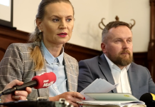 Misja w dresie. Jak wiceprezydent Słupska tłumaczy wysokie dodatki do pensji