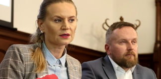 Misja w dresie. Jak wiceprezydent Słupska tłumaczy wysokie dodatki do pensji