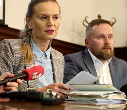 Misja w dresie. Jak wiceprezydent Słupska tłumaczy wysokie dodatki do pensji