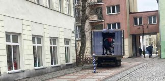 Jak odpowiedzieć, żeby niczego nie wyjaśnić. Studium przypadku: latarnie na Bema